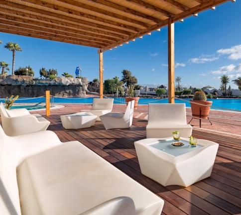 Inclui o acesso a um terraço junto à piscina. Zona de jardim exclusiva: com espreguiçadeiras com vista para o mar, para a Isla de Lobos e para Fuerteventura.