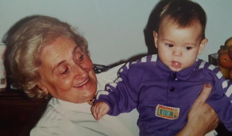 DEDICATÓRIA À minha avó Mimi, Uma mulher de extrema força, coragem e amor.