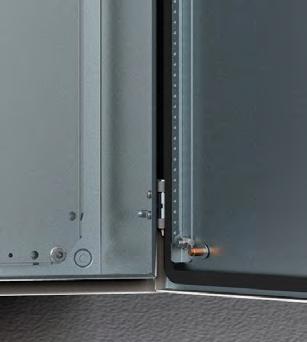 Quatro furos com 8,5 mm de Ø para fixação mural, em depressões de 2 mm (20,4 mm Ø) para permitir a circulação de ar entre a parede e a traseira do armário.