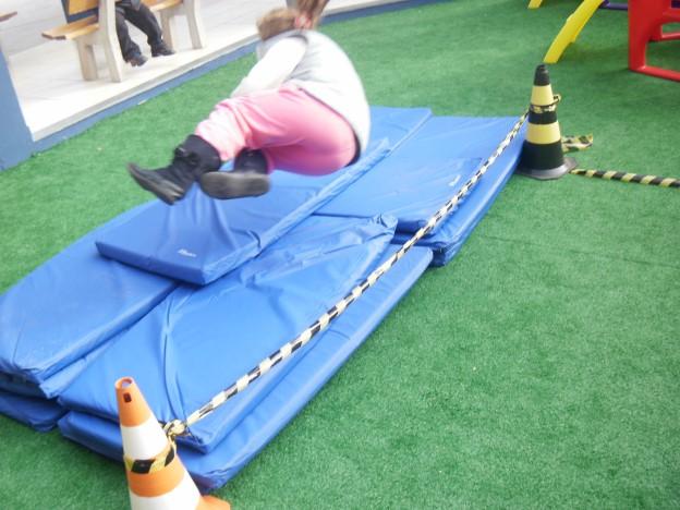 981 Rios et al.: Trabalhando o atletismo nas aulas de educação física da educação infantil Figura 5: Salto em altura Durante as aulas, os alunos foram sempre muito participativos e interessados.