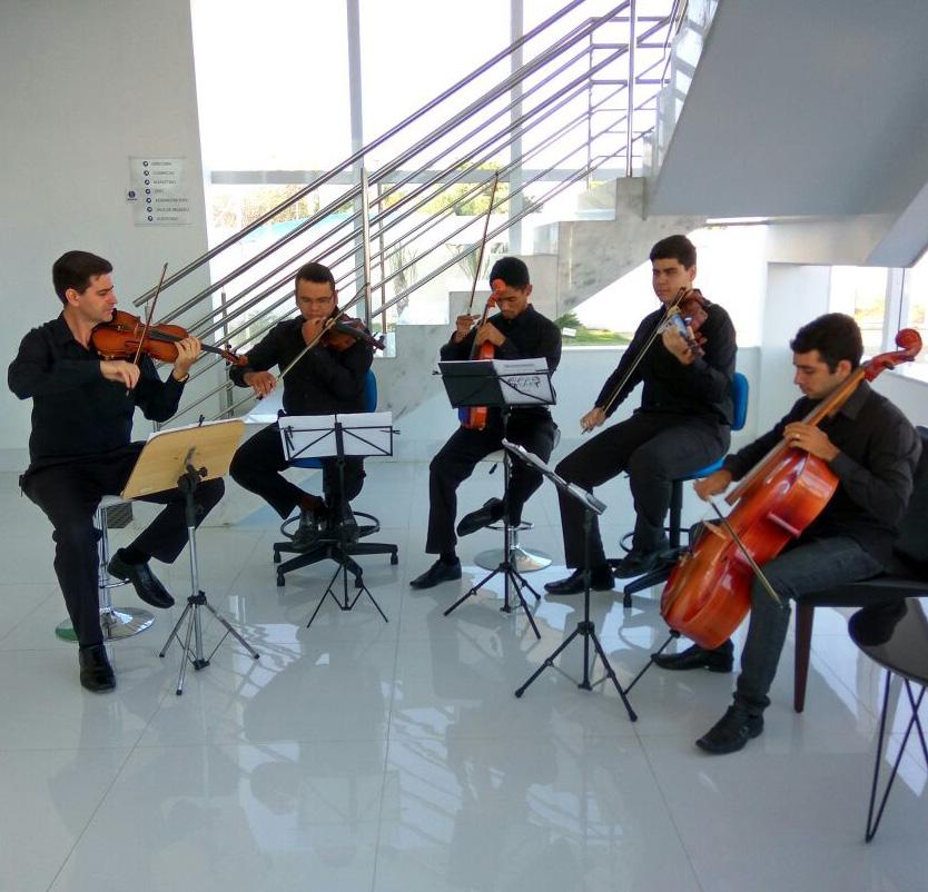 2 O extasiante encontro do arco com as cordas Camerata de instrumentos da família do violino vem há mais de 10 anos promovendo a prática e a propagação da música na UERN e em Mossoró Estudos revelam