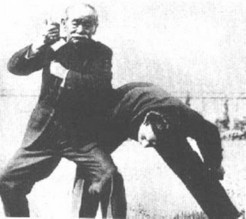 HISTÓRICO (continuação) O prof. Kano estabeleceu o Instituto Kodokan em 1882, época em que o dojô (local de treino) tinha apenas 12 tatames e o número de alunos era nove.
