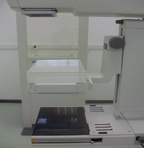 57 Para a realização do teste quatro placas de PMMA (40 mm) foram posicionadas próximas à saída do feixe de raios X, como mostra a Figura 24.