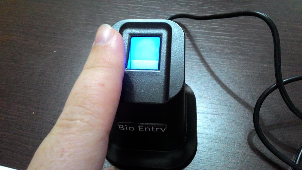 Em seguida, na seção Dispositivos, pode cadastrar um crachá e/ou uma Biometria. Não cadastre senha, pois este modelo de leitor não tem teclado para digitação da senha.