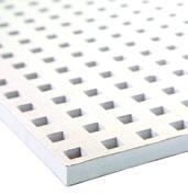 Placas com padrões regulares de perfurações quadradas de 12 mm e elevado índice de absorção acústica.