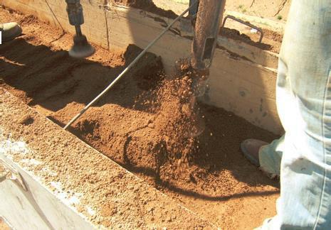 mais fácil e rápido. O material é compactado até atingir um nível de densidade adequado, incrementando a sua resistência.