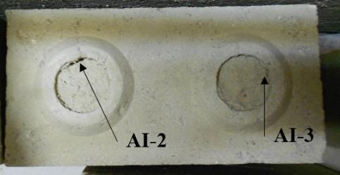 Capitulo 3 - Caracterização dos materiais Figura 43: Aparecimento de fissuração nos provetes após algum tempo de cura: (a)aplicação da argamassa de assentamento/preenchimento AI-2 e AI-3; (b)