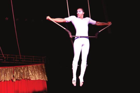 durante 3 anos. Durante esse período participei de montagens de espetáculos, e comecei a dar aulas nessa mesma escola a convite dos meus mestres na arte do Circo.