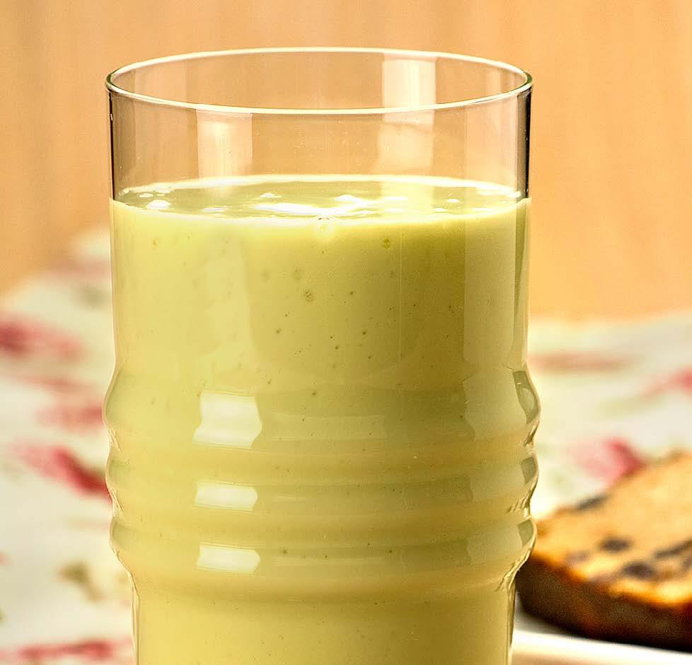 #2 VITAMINA DE ABACATE COM LIMÃO 3 xícaras e meia (chá) de leite gelado (700 ml) 1/2 copo de iogurte natural gelado (85 g) 1/2 xícara (chá) de abacate maduro, picado (220 g) 1 sachê de FIT Limão 1.