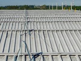 Figura 137 - Passarelas para Telhados Medidas Preventivas Permanentes Para impedir a queda tanto da telha quanto do operário, é necessário instalar linha de