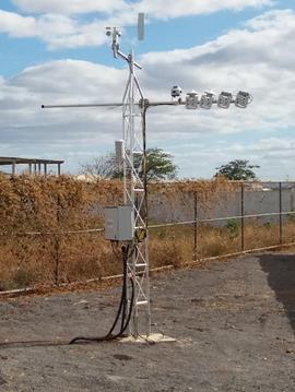 Figura 1 - Estação solarimétrica instalada junto à usina em Irecê-BA.