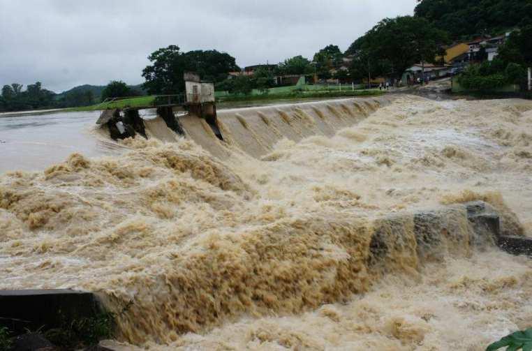 riscos de segurança - rupturas de barragens e inundações em áreas circundantes;