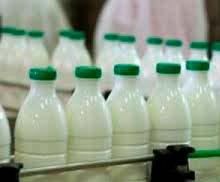 Quando ele vende, está ocorrendo o fato gerador do ICMS, logo o produtor rural de leite deveria recolher o ICMS como contribuinte.