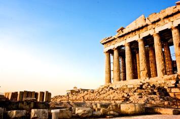 A combinação de arte, gastronomia e belezas naturais faz da viagem pelo país uma experiência única. A capital da Grécia, Atenas, revela diferentes épocas coexistindo na mesma cidade.