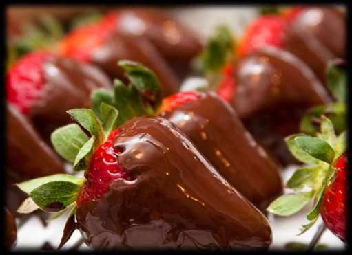 FRUTAS COBERTAS COM CHOCOLATE Preparo: 10min, mais o tempo para gelar Cozimento: 5-10min 75g de chocolate branco 75g de chocolate amargo 400g de morango com a haste 125g de cereja com a haste 125g de