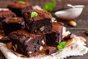 BROWNIE DE BETERRABA Preparo: 20min Cozimento: 30min 250g de chocolate amargo 250g de manteiga, mais um pouco para untar 3 colheres (sopa) de cacau em pó 250g de açúcar 3 ovos batidos levemente 150g