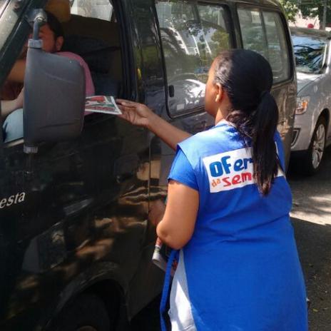 DISTRIBUIÇÃO SEGMENTADA O é distribuído nos principais semáforos das cidades onde circula. A equipe de distribuição é treinada de forma a segmentar a entrega.