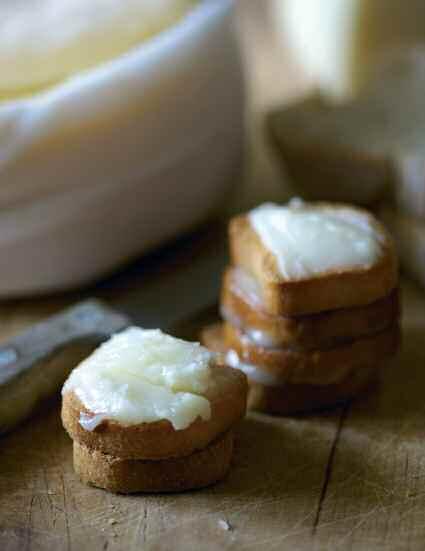 Além da produção do já conhecido queijo amanteigado, com crosta lisa, fina e bem formada, de cor amarelo palha, o queijo da Serra da Estrela também pode ser
