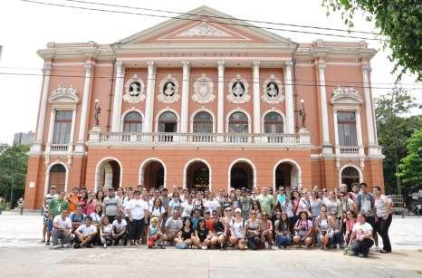Foto 03: Grupo durante o roteiro da belle époque em frente ao Teatro da Paz.
