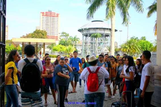 Foto 06: Grupo durante o roteiro pela Estrada de Nazaré em frente ao mercado de São Brás Fonte: Marcos André (2018) g) Roteiro: O Arquiteto Antônio Landi e a Belém do século XVIII (desde outubro de