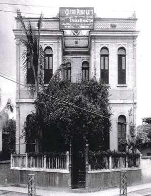 No ano de 1929, o casal Plínio Leite inaugura o 1º prédio em Petrópolis. Mais tarde, no ano de 1940, instala-se no município de Niterói, destacando-se como um Colégio de ponta.