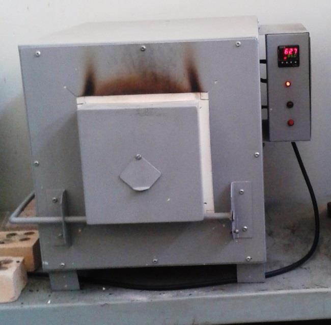 Os tratamentos térmicos de normalização e de têmpera foram conduzidos no forno elétrico da marca Brasimet modelo KR170 apresentado na Figura 30 (a).