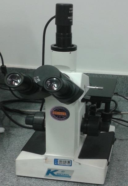 O microscópio óptico da marca Kontrol modelo IM713 localizado no Laboratório de Metalografia do Departamento de