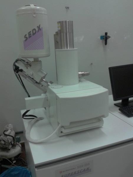 Já o microscópio eletrônico de varredura (MEV) da marca Shimadzu situado no Laboratório de Caracterização do
