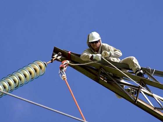 Linhas de transmissão de energia Terreno, torres, isoladores e cabos são os principais elementos da vistoria técnica desses equipamentos.