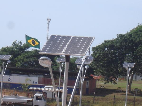 e) Atenção: os painéis solares geram eletricidade se expostos à luz. Antes da instalação, recomenda-se cobri-los com plástico preto ou papelão, evitando a geração elétrica e possíveis acidentes.