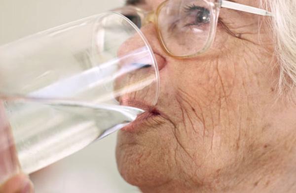 Necessidades Nutricionais Desidratação: extremamente prevalente em idosos, e é causa muito comum de estado confusional agudo.
