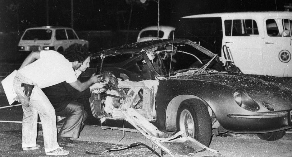 No dia 30 de Abril de 1981, uma bomba explode durante um show no centro de