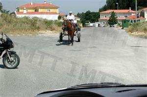 15 O condutor do motociclo pretende mudar de direção à direita e os outros