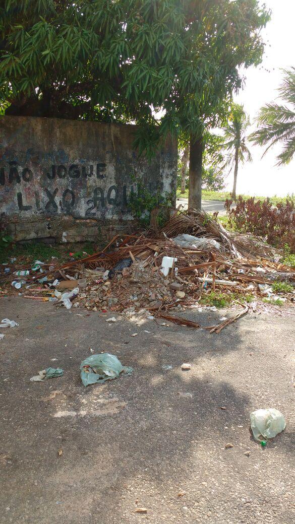 Figura 2: Disposição de resíduos em locais inadequados, propícios a doença Fonte: Autor, 2017.