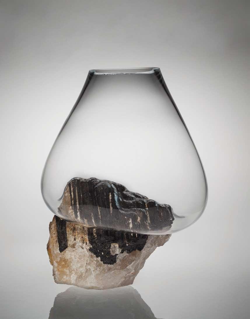Vaso QUARTZO E TURMALINA, 2017 Vidro soprado, cristal quartzo com trumalina