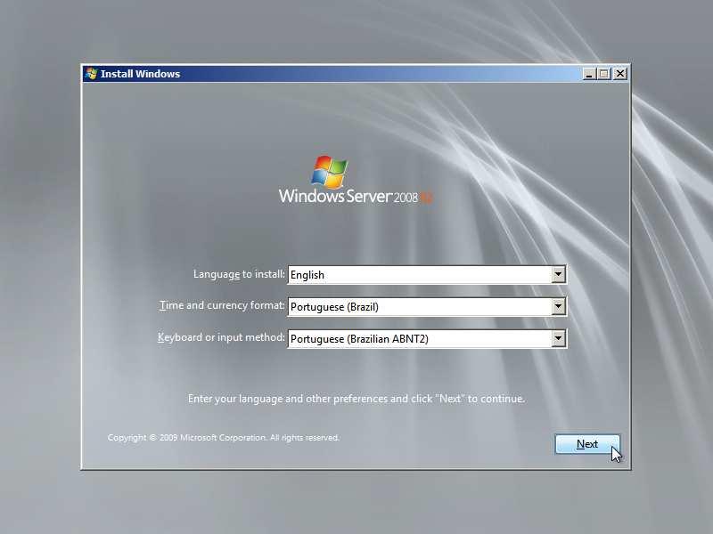 Ao iniciar a instalação do Windows Server 2008 R2, selecionar o idioma como English, o formato de data e hora para Portuguese (Brazil) e o layout de