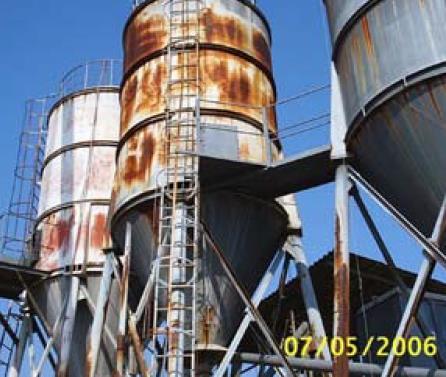 Tintas Acrílicas VpCI com Alumínio para Áreas Abertas e Desprotegidas Caso A : As superfícies exteriores dos silos foram severamente enferrujados devido à falta de manutenção.
