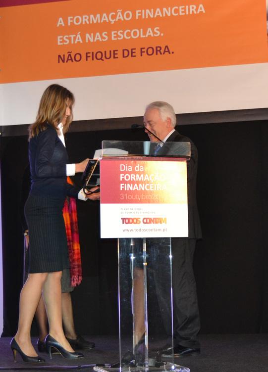 Presidente do Instituto de Seguros de Portugal, Professor Doutor José Figueiredo Almaça, entrega o prémio do 3.