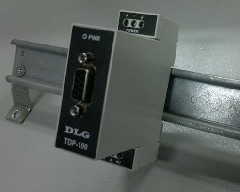 1. Primeiramente posicione a parte superior do TDP-100 no trilho DIN 35mm como mostra a Figura 4. Figura 4 2. Logo após pressionar a parte inferior do TDP-100 até ouvir um clique.