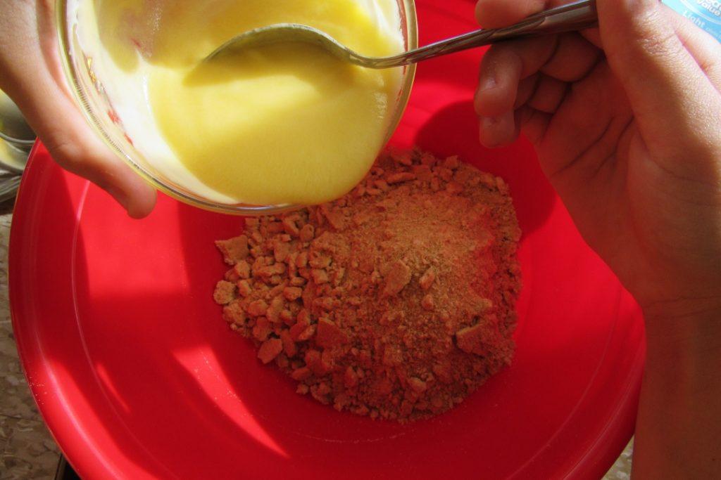 Preparo da massa: biscoito triturado com