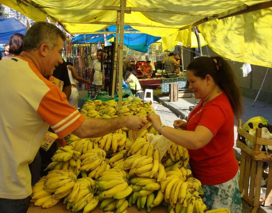 Um típico exemplo de mercado competitivo são as feiraslivres, onde: - Os produtos são homogêneos; - Os preços são semelhantes;