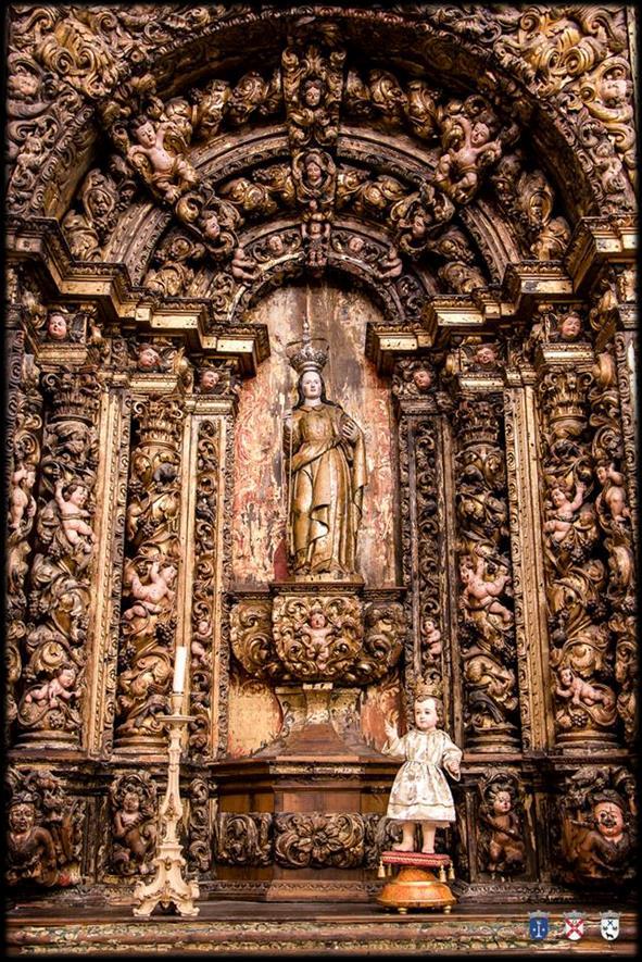 Continuando do lado da Epistola, a seguir à entrada para a sacristia, temos um retábulo barroco, com a imagem de Nossa Senhora do Carmo, no nicho central, e uma imagem do Menino Jesus no altar.