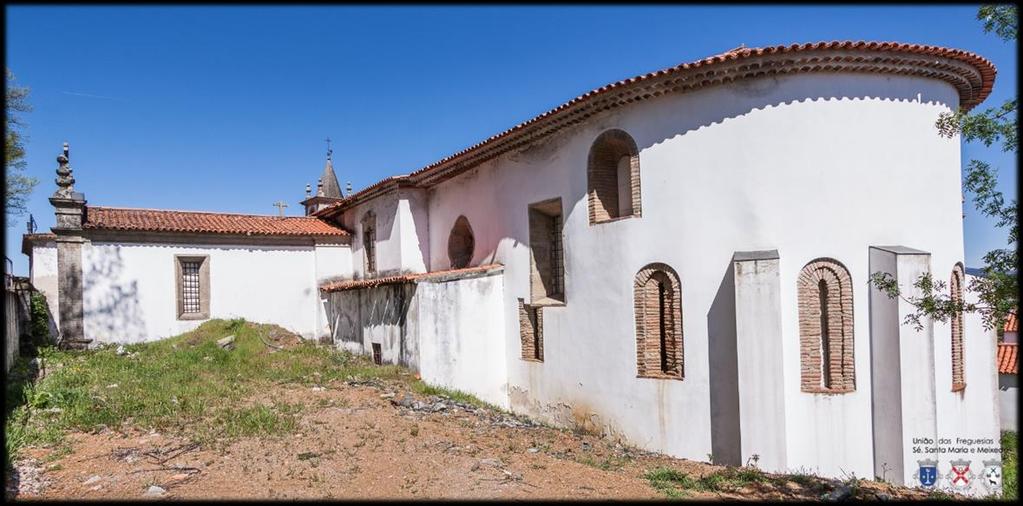 A capela-mor, mais estreita que o resto do corpo da igreja, apresenta um perfil semicilíndrico, com contrafortes e várias aberturas de ladrilho mudéjar na abside, bem visíveis no exterior do templo.