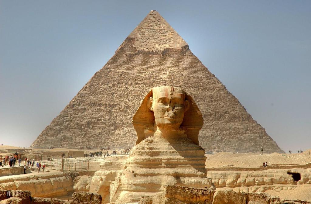 HISTÓRICO Pirâmide de Quéops As câmaras do Rei foram construídas com granito extraído há mais de 400 km de distância. A força de trabalho foi o problema mais óbvio.