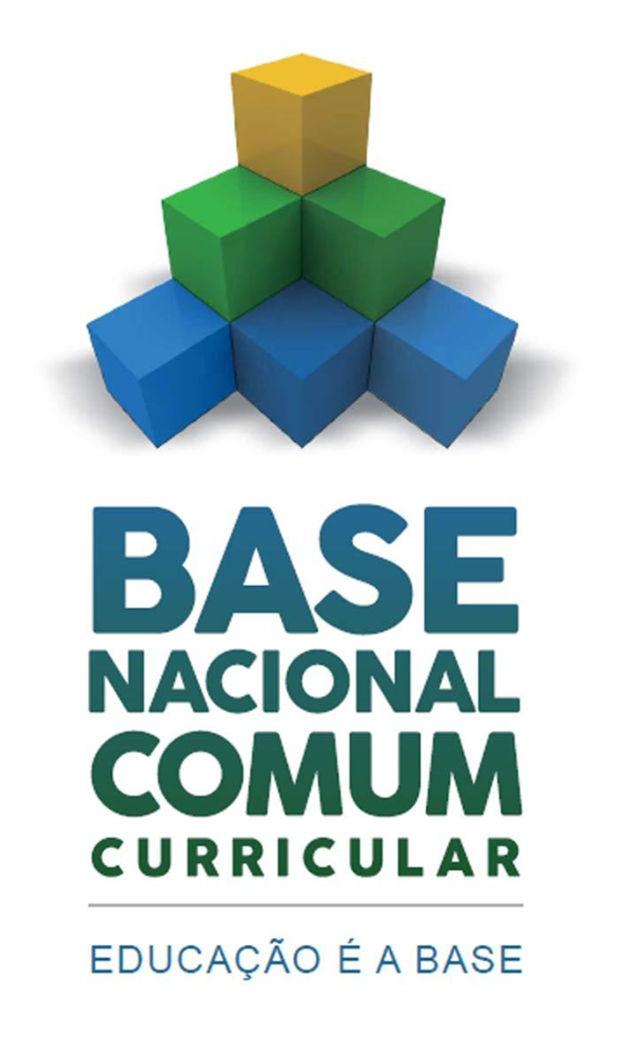 Sobre as versões da Base Nacional Comum Curricular: 1 A versão homologada se distanciou das discussões que guardavam em suas versões iniciais; 2 Por princípio deveria ser documento de derivação das