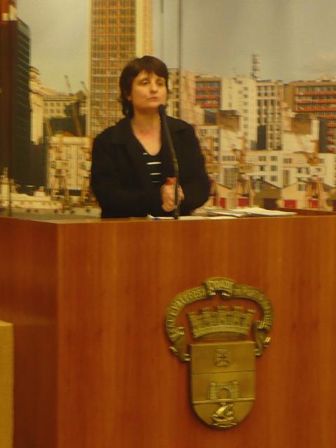 Vera Guasso, diretora do Sindppd/RS, na tribuna da Câmara. A diretora expôs os dados do quadro de funcionários atual da Procempa: 52 CCs (Cargos em Comissão), 134 estagiários e 144 terceirizados.