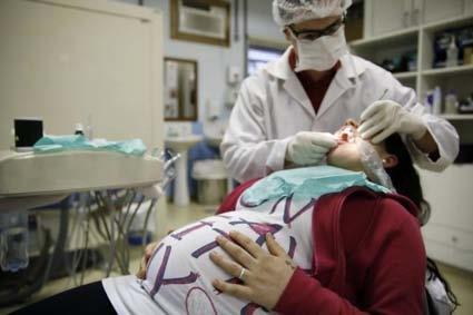 Prevenção e cuidados com a saúde bucal Ainda hoje, durante o período da assistência pré-natal é baixa a porcentagem de gestantes que recebem especificamente informações em relação aos cuidados bucais