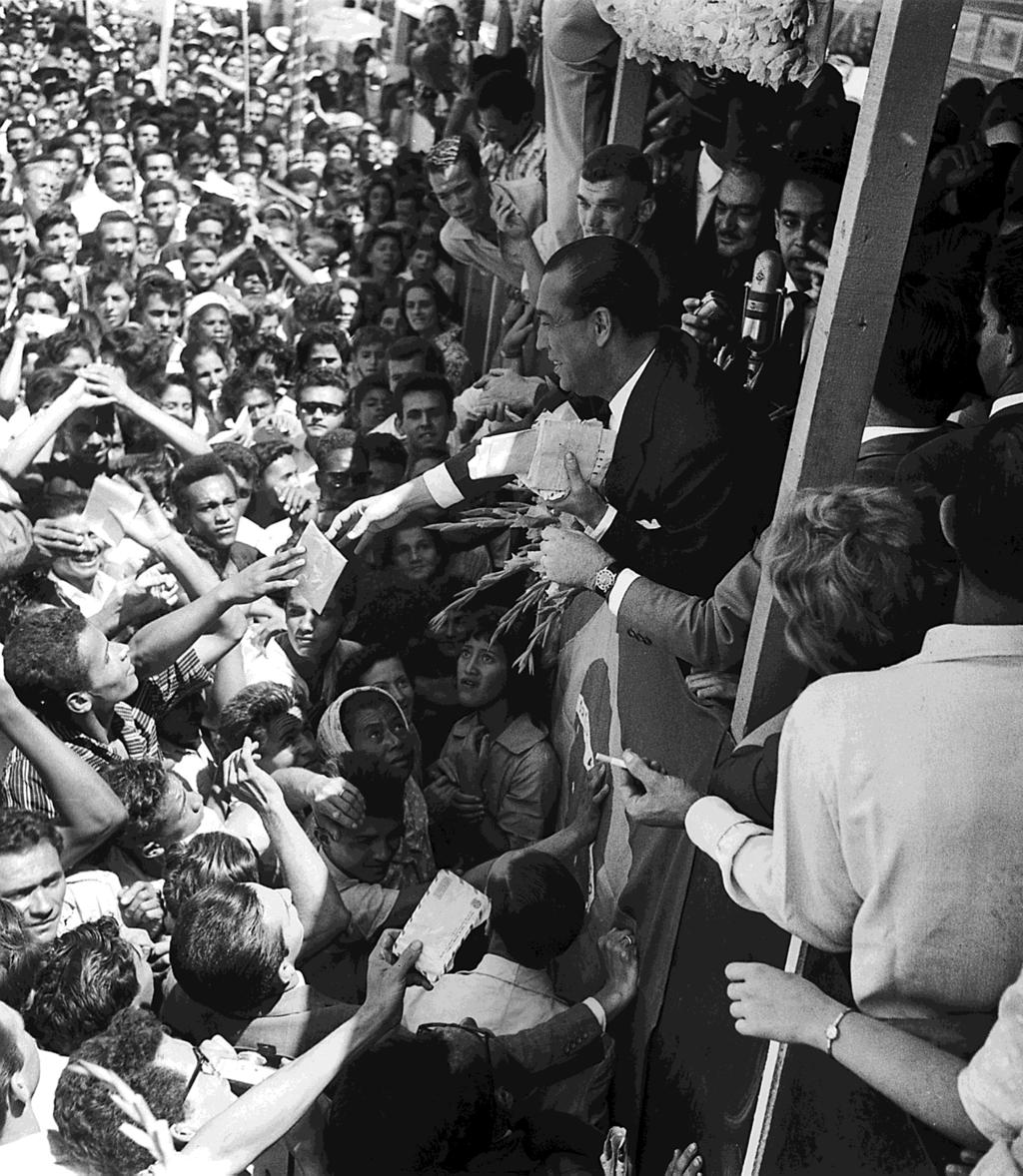 ARQUIVO/O GLOBO O populismo no Brasil O presidente Juscelino Kubitschek, nas comemorações do seu 58 o aniversário, visita a Cidade Livre, em Brasília, e é homenageado com o