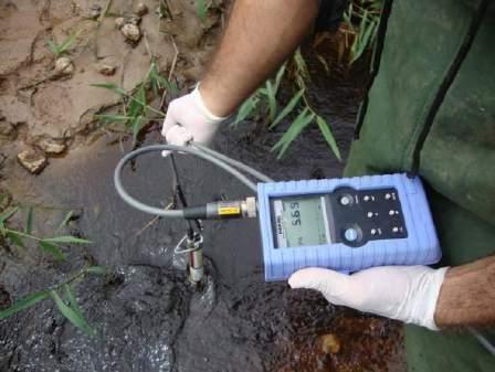 Figura 299. Medição dos parâmetros físico-químicos in situ e coleta de água superficial.