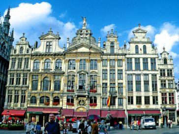 Bruges também é conhecida como a Veneza do Norte, por causa dos muitos canais que atravessam a cidade e pela beleza deles. Aco- modação.